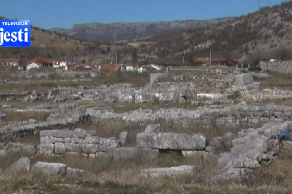 Posljedice nedavnog oslikavanja trobojke na zidini kulturnog dobra Duklja još su vidljive, Foto: Screenshot/TV Vijesti