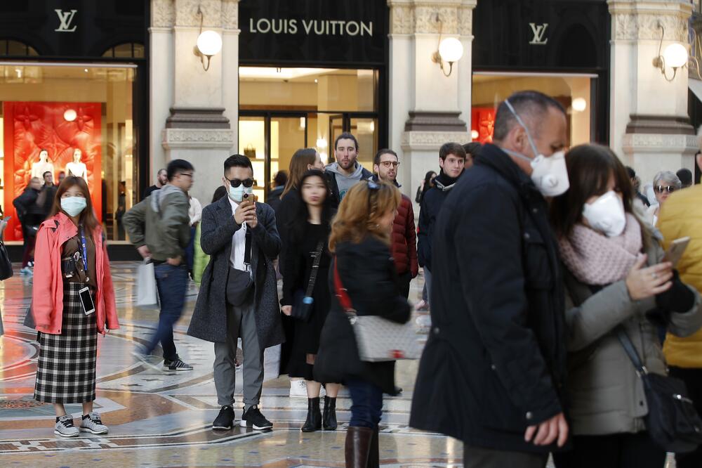 Turisti i građani nose maske zbog zaštite od koronavirusa u Milanu, Foto: Beta/AP: Antonio Calanni