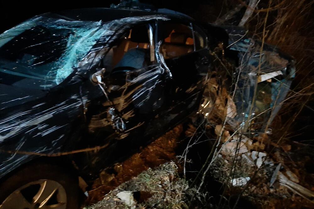 Vozač izvučen nepovrijeđen iz smrskanog auta, Foto: Služba zaštite i spašavanja