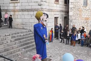 Hrvatska: Na karnevalu zapaljena figura gej para s usvojenim...