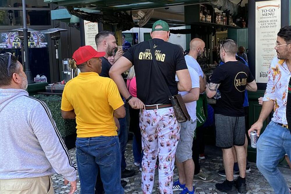 Fjuri čeka red za pivo