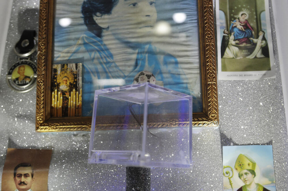 Pramen kose Dijega Maradone ispod ikone sa njegovim likom, Foto: AP
