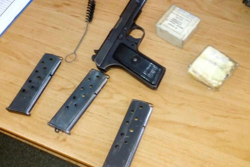 Oduzeti pištolj i municija, Foto: Uprava policije