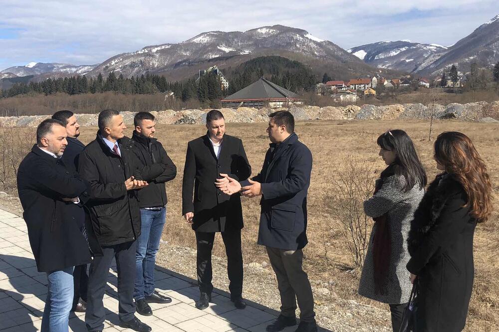 Predstavnici opštinske vlasti u sportskoj zoni, Foto: Opština