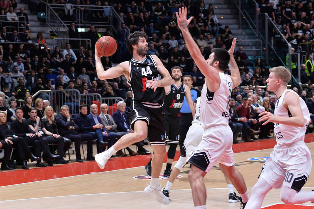 Sa utakmice Virtusa i Partizana u Bolonji, Foto: Twitter.com/Virtusbo