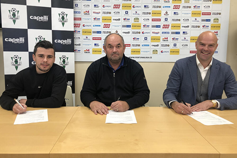 Jovović pri potpisivanju novog ugovora, Foto: Jablonec