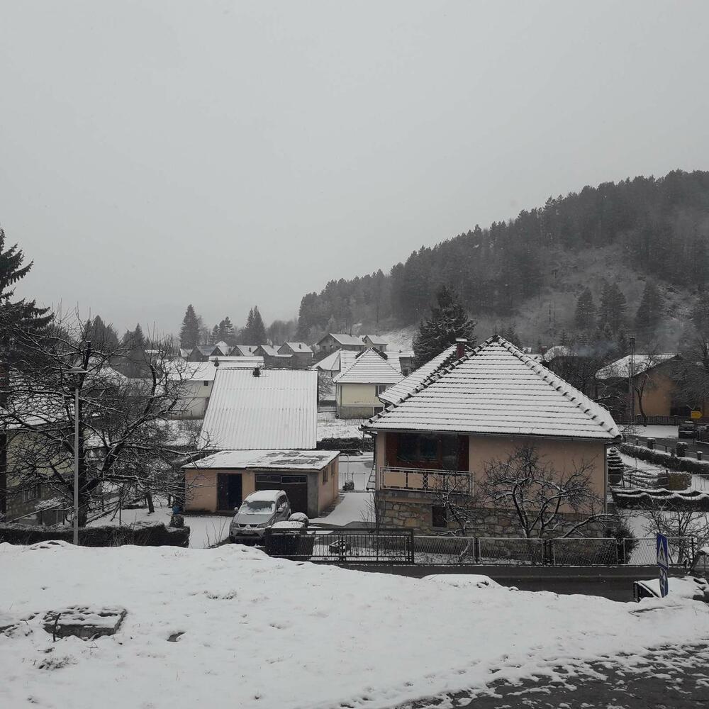 U više crnogorskih gradova danas je pao snijeg. Tokom dana se očekuje postepen prestanak padavina i smanjenje oblačnosti, a tokom noći novo naoblačenje sa padavinama. Pogledajte današnje fotografije snijega u Nikšiću, Kolašinu i Žabljaku.