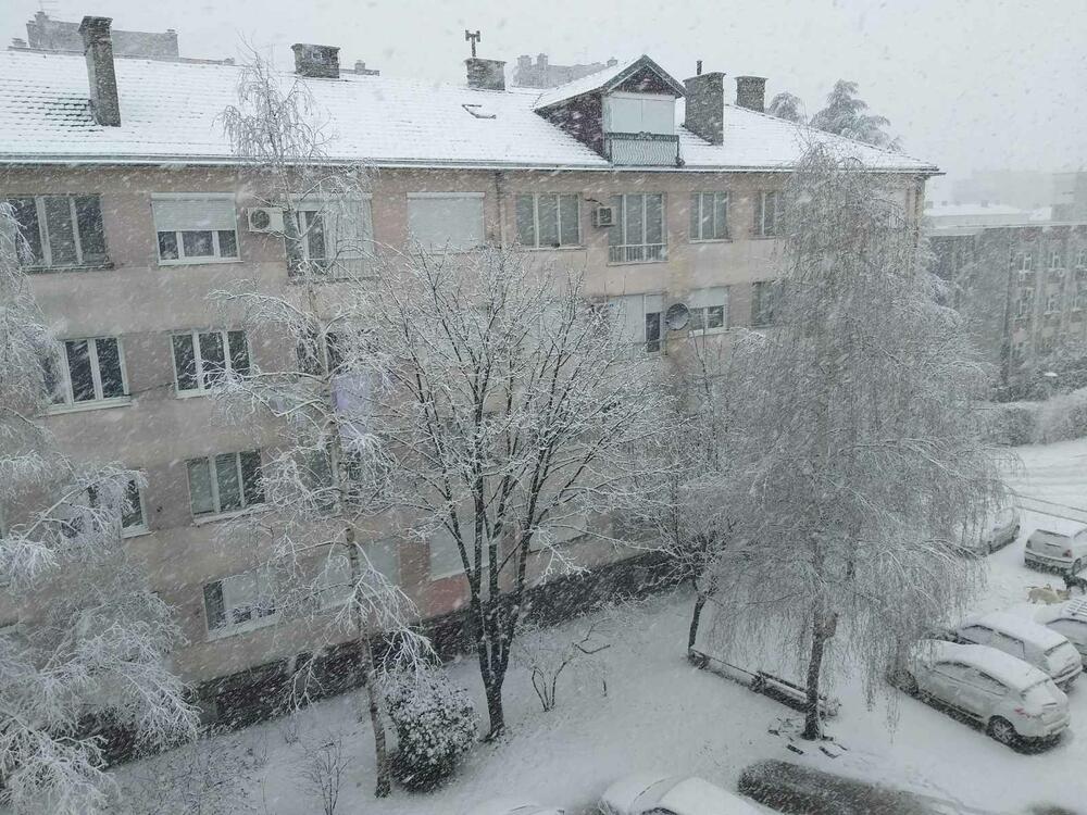 U više crnogorskih gradova danas je pao snijeg. Tokom dana se očekuje postepen prestanak padavina i smanjenje oblačnosti, a tokom noći novo naoblačenje sa padavinama. Pogledajte današnje fotografije snijega u Nikšiću, Kolašinu i Žabljaku.