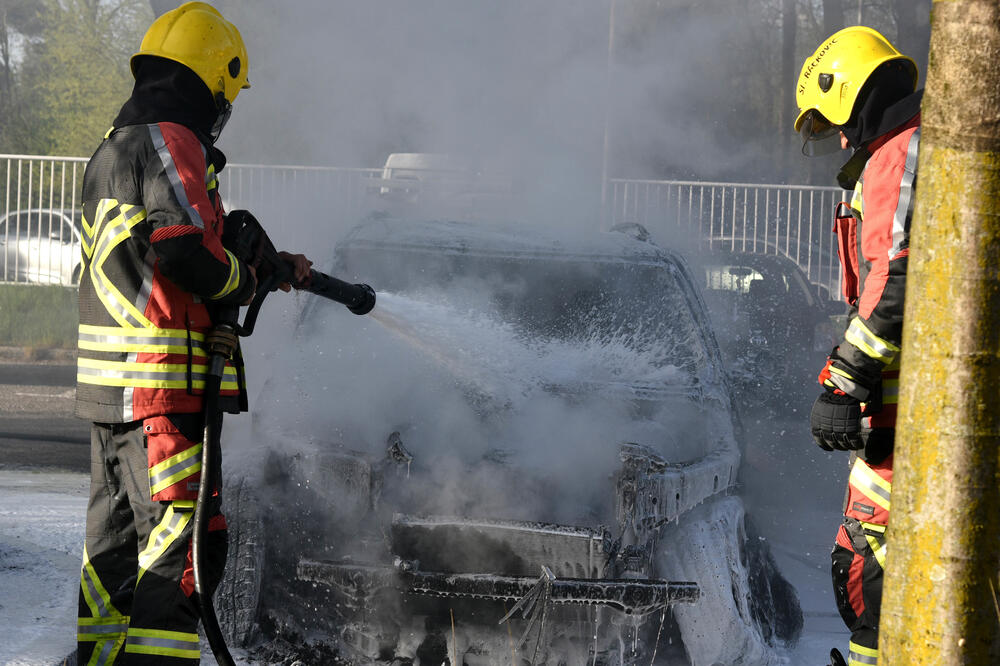 Vatrogasci gase zapaljen automobil doktora Jovovića, Foto: Boris Pejović