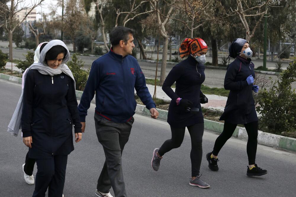 Dvije žene trče u parku u Teheranu, sa maskama na glavi, štiteći se time od zaraze koronavirusom, Foto: Beta/AP/Vahid Salemi