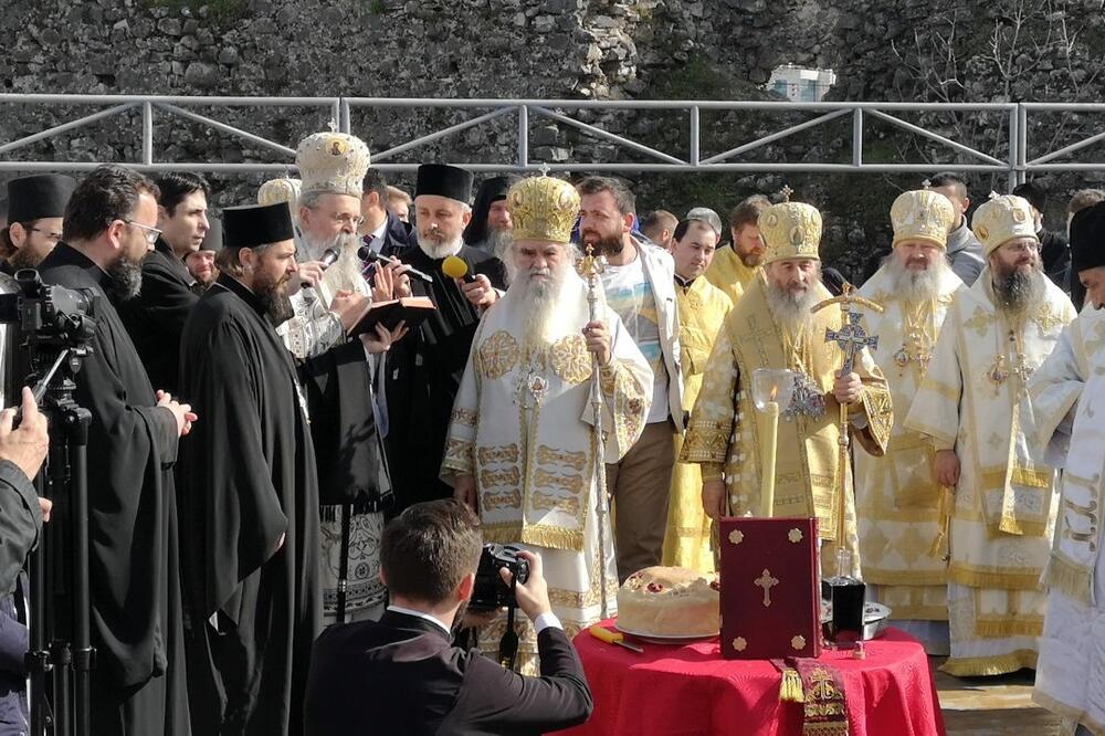 Amfilohije i sveštenstvo kod Nemanjinog grada, Foto: Vijesti online