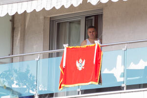 Veljović okačio zastavu i s balkona posmatrao litiju