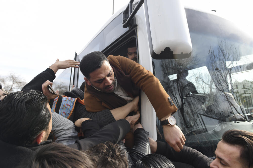 Migranti se bore da uđu u autobus iz Istanbula do grčke granice, Foto: AP