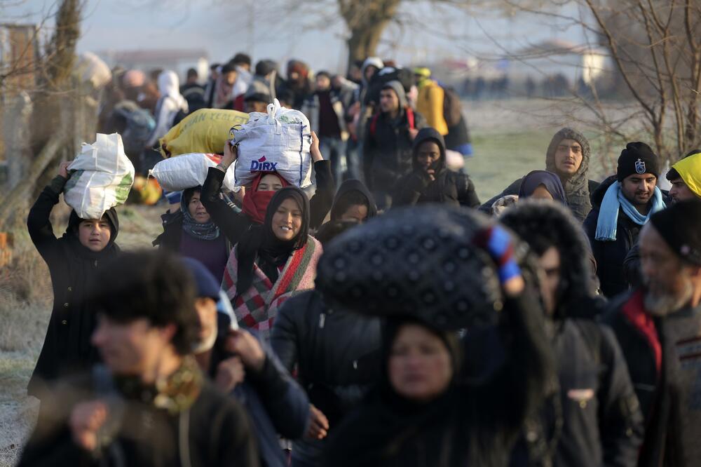 Migranti idu ka prelazu Pazarakule, Foto: Beta/AP/Emre Tazegul