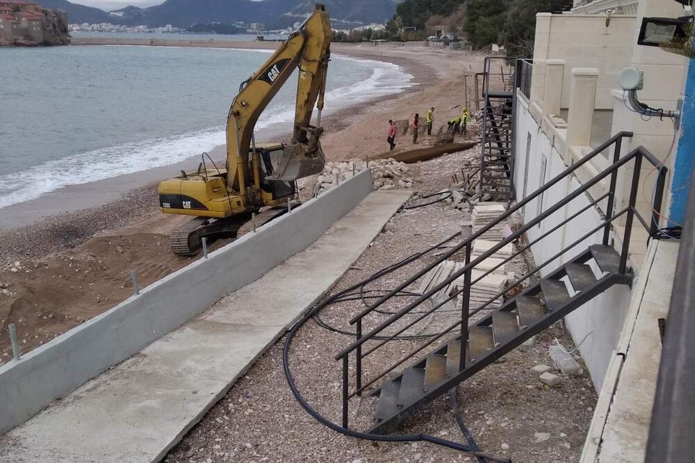 Bager u blizini ostrva Sveti Stefan, Foto: Čitalac Vijesti