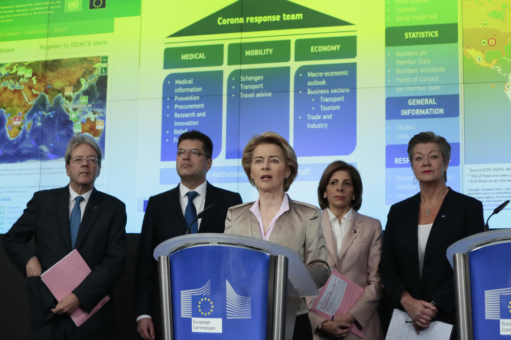 Ursula fon der Lejen na pres konferenciji, Foto: AP