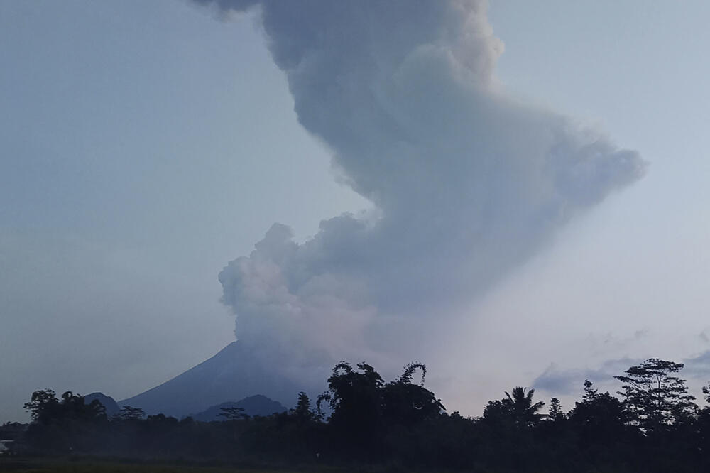 Erupcija trajala više od sedam minuta, Foto: AP
