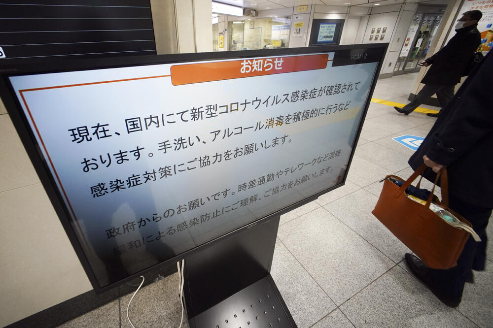 Upozorenje za koronavirus na metro stanici u Tokiju, Foto: AP