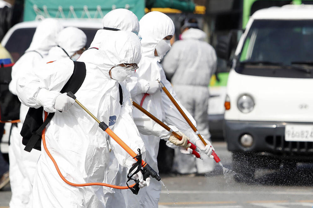 Radnici nose zaštitno odjelo u J. Koreji (Ilustracija), Foto: AP