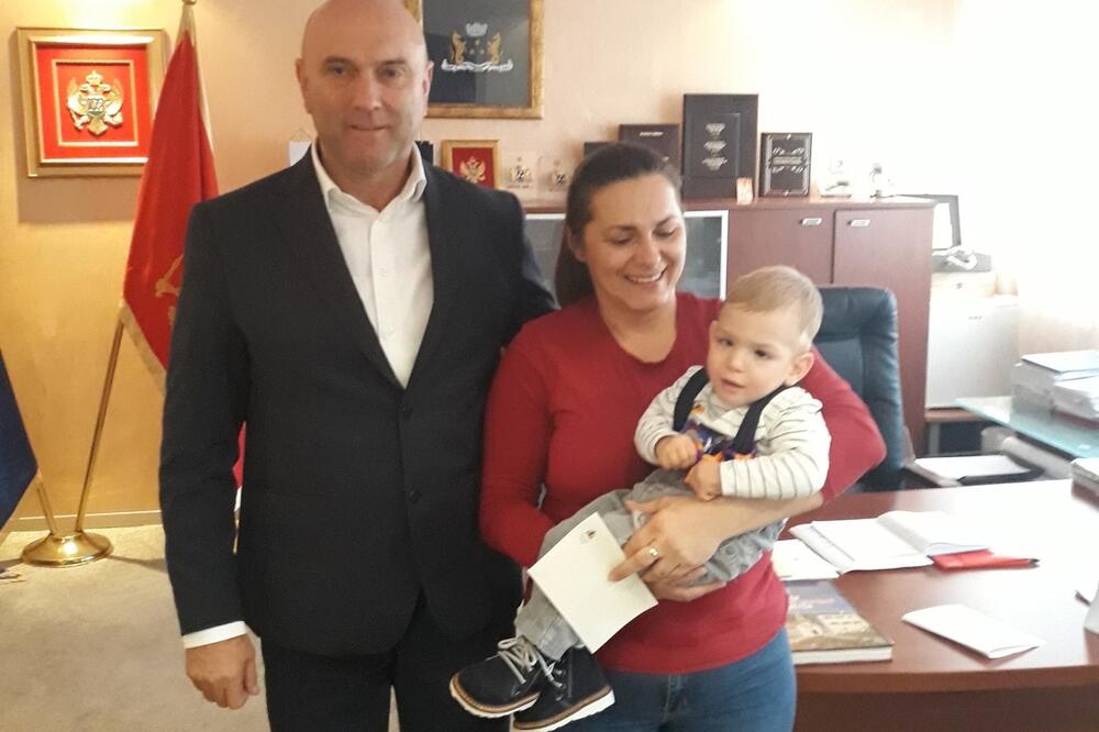 Carević donirao mjesečnu zaradu, Foto: Vuk Lajović