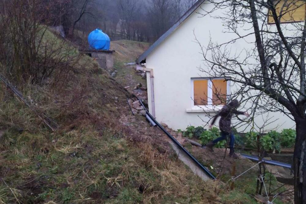 Klizište "nasponjeno na kuću", Foto: Svetlana Mandić