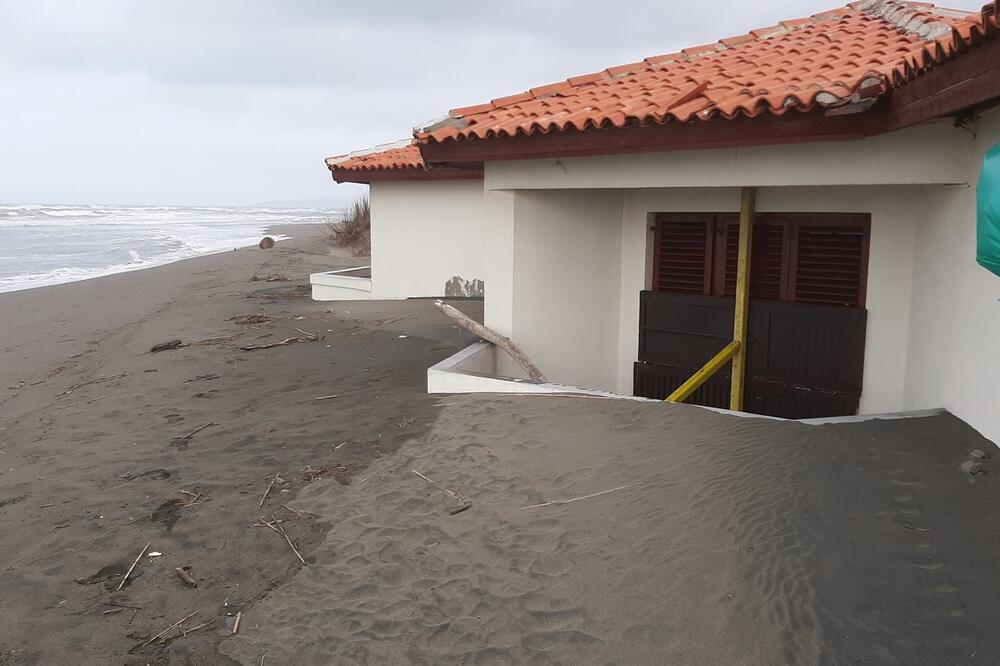 Pijesak zatrpao objekte, Foto: Samir Adrović