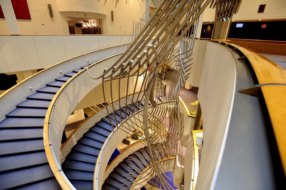 Prazni holovi u zgradi Evropskog parlamenta u Briselu, Foto: AP