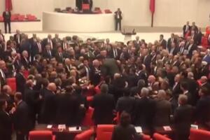 VIDEO Tuča vlasti i opozicije u turskom parlamentu
