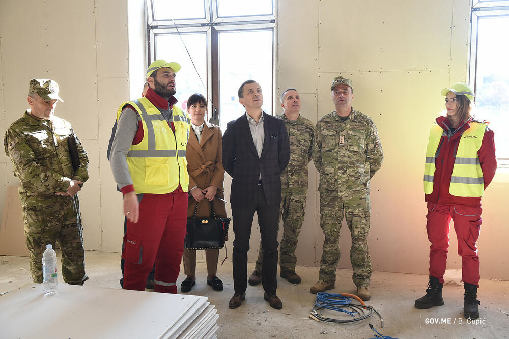 Bošković tokom posjete kasarni, Foto: Vlada Crne Gore