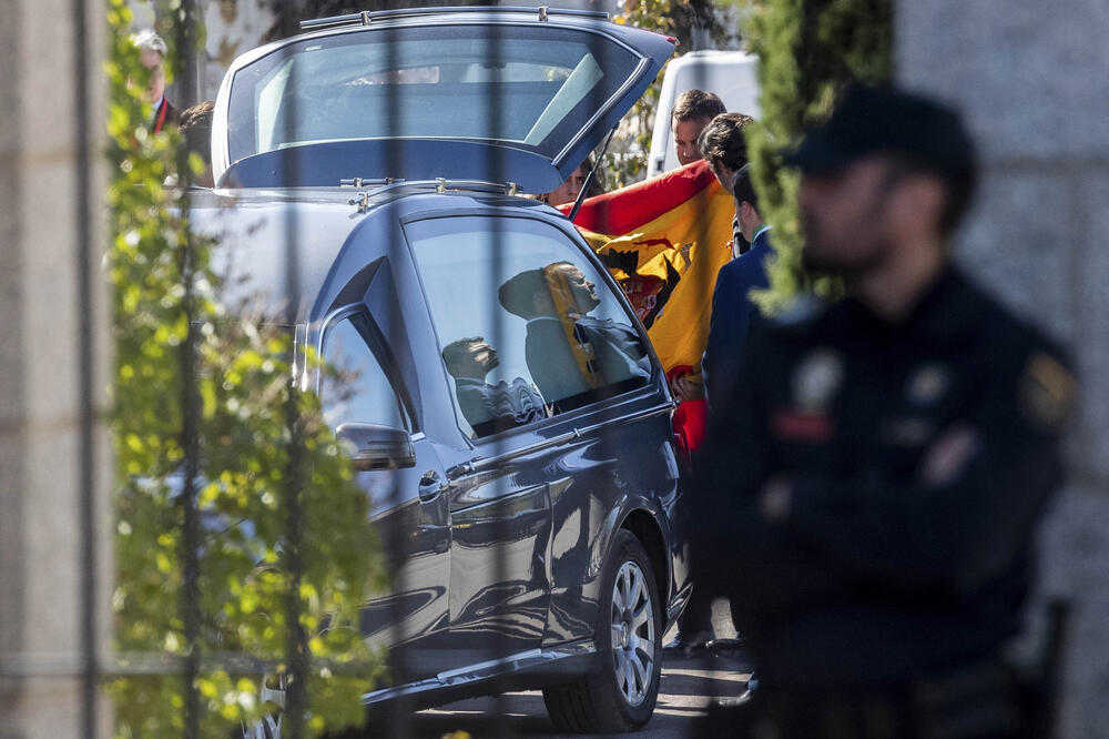Članovi Frankove porodice sa zastavom Španije, Foto: BETA/AP