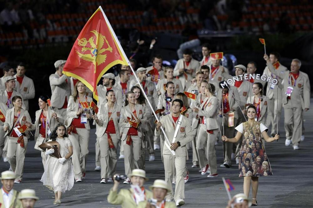 Ubuduće sa dva barjaka ispred nacionalnih timova, Foto: FoNet/AP