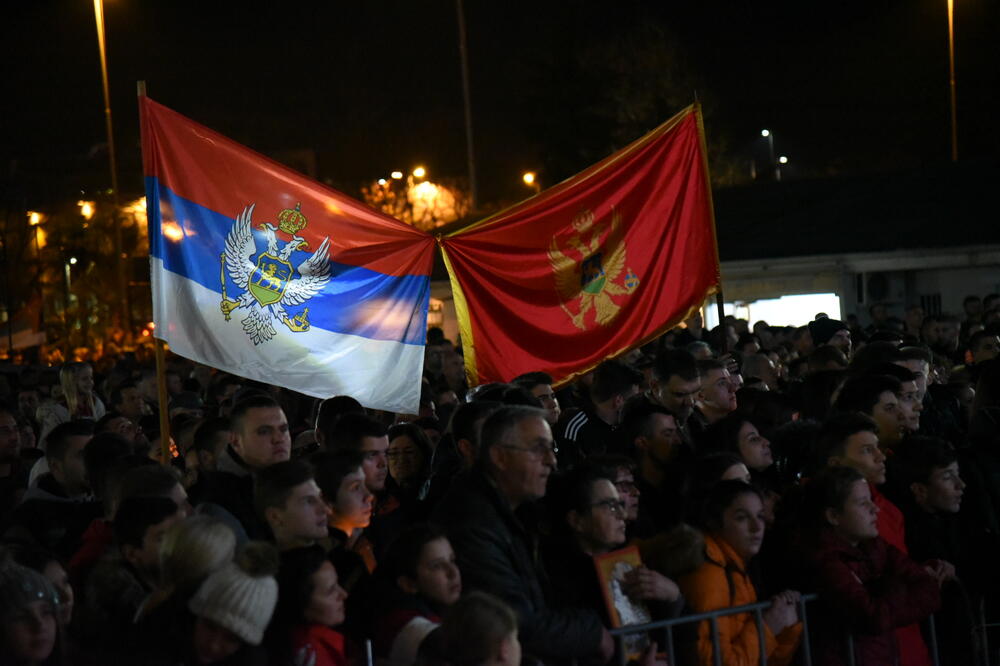 Večeras ispred Hrama Hristovog Vaskrsenja, Foto: Savo Prelević