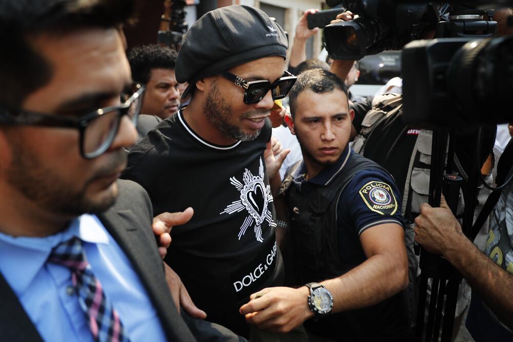Ronaldinjo izlazi iz tužilaštva, Foto: AP