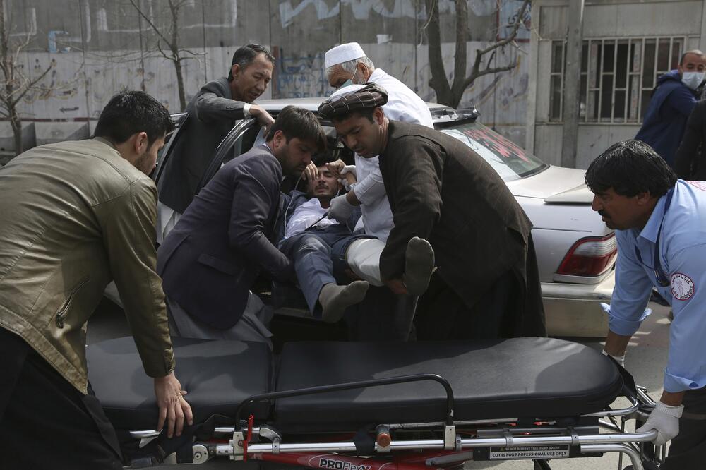 Jedan od 55 povrijeđenih na putu ka bolnici, Foto: Beta/AP/Tamana Sarwary