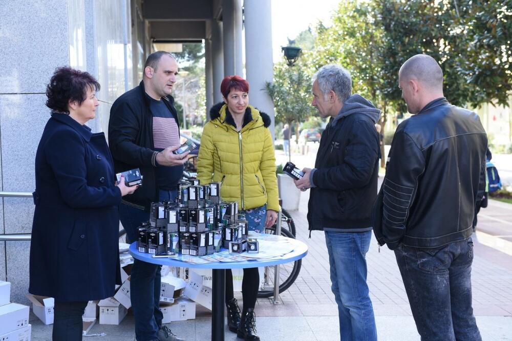 Sa podjele sijalica građanima Tivta, Foto: Opština Tivat