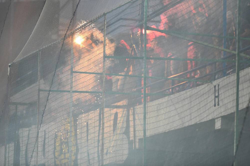 Navijači Sutjeske su drugi put u sedam dana morali da napuste tribinu, Foto: Savo PRELEVIC