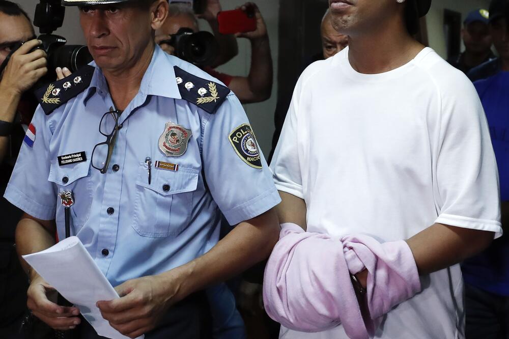 Ronaldinjo dolazi u sudnicu, Foto: AP