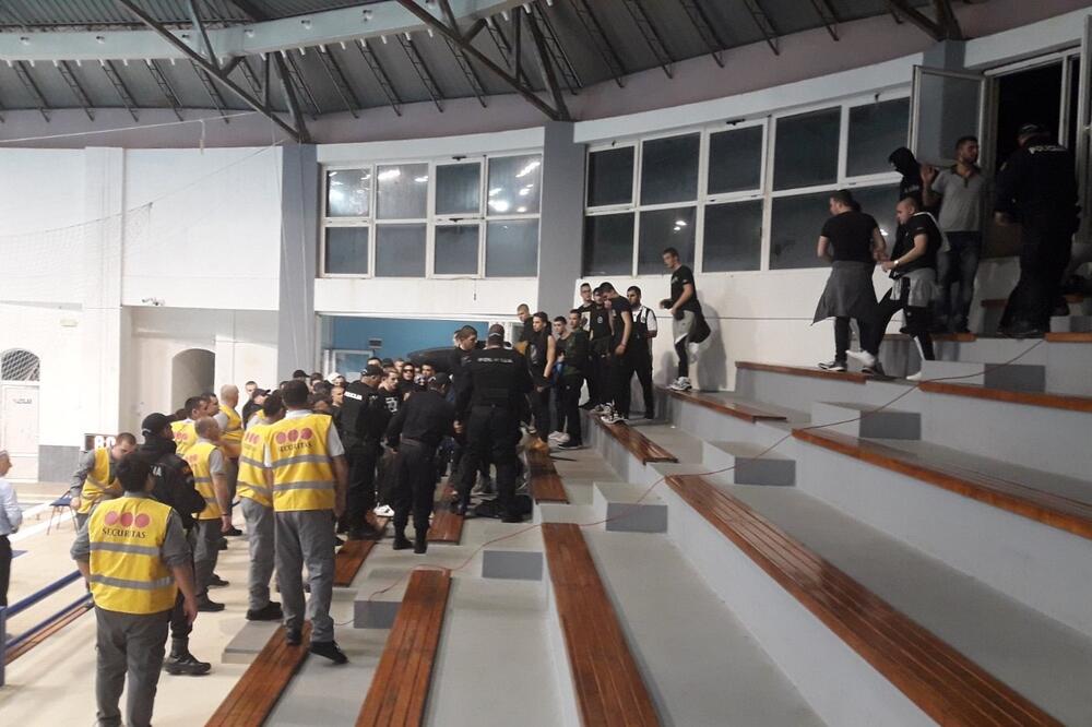 Navijači Partizana sinoć na bazenu u Budvi, Foto: Privatna arhiva, Privatna arhiva