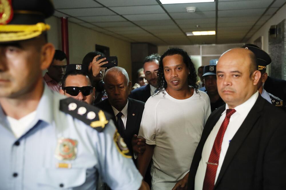Ronaldinjo u pratnji policije, Foto: AP