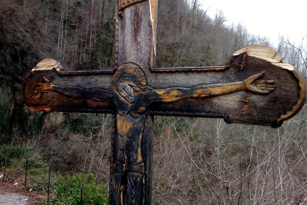 Drveni krst u Platijama, Foto: Čitalac Vijesti