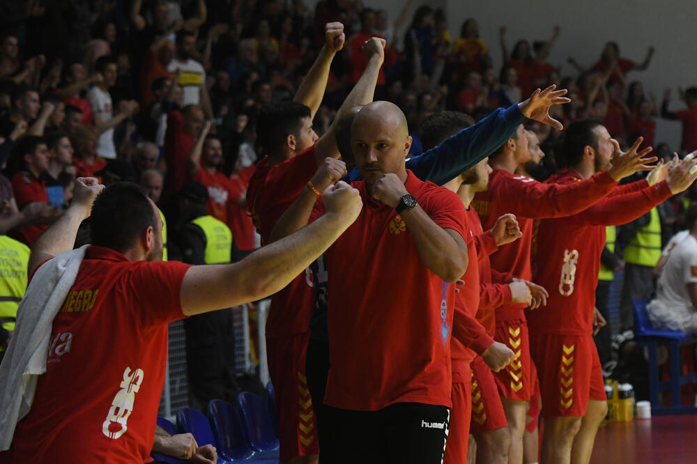 Još postoji nada: Zoran Roganović i rukometaši Crne Gore, Foto: Savo Prelević