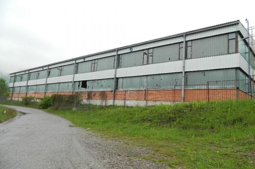 Fabriku samo stražari čuvaju, Foto: Privatna arhiva