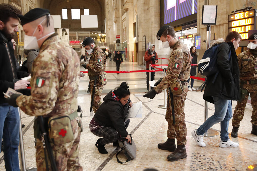 Policija i vojska provjeravaju građane na željezničkoj stanici u Milanu, Foto: AP
