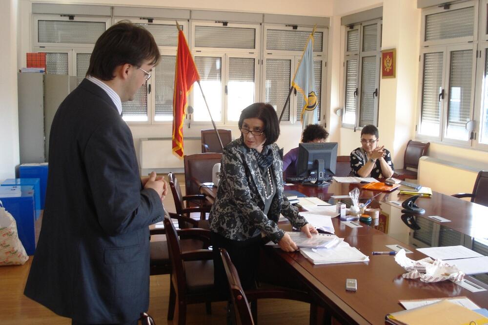 Bivša predsjednica će nositi listu DPS-a: Sa sjednice Opštinske izborne komisije: Jovanka Laličić (u sredini, arhiva, Foto: Siniša Luković