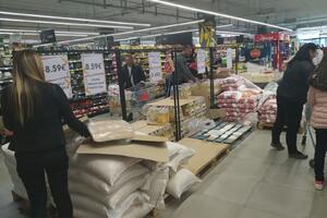 Gužve u podgoričkim marketima: Građani kupuju brašno, ulje,...