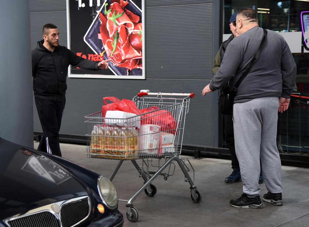 Zbog straha od zabrane kretanja ukoliko se pojavi koronavirus, građani "pustoše" rafove velikih podgoričkih marketa. Uglavnom trguju brašno, ulje, šećer...