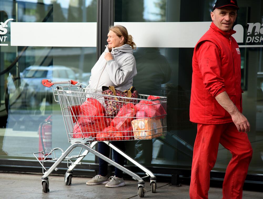 Zbog straha od zabrane kretanja ukoliko se pojavi koronavirus, građani "pustoše" rafove velikih podgoričkih marketa. Uglavnom trguju brašno, ulje, šećer...