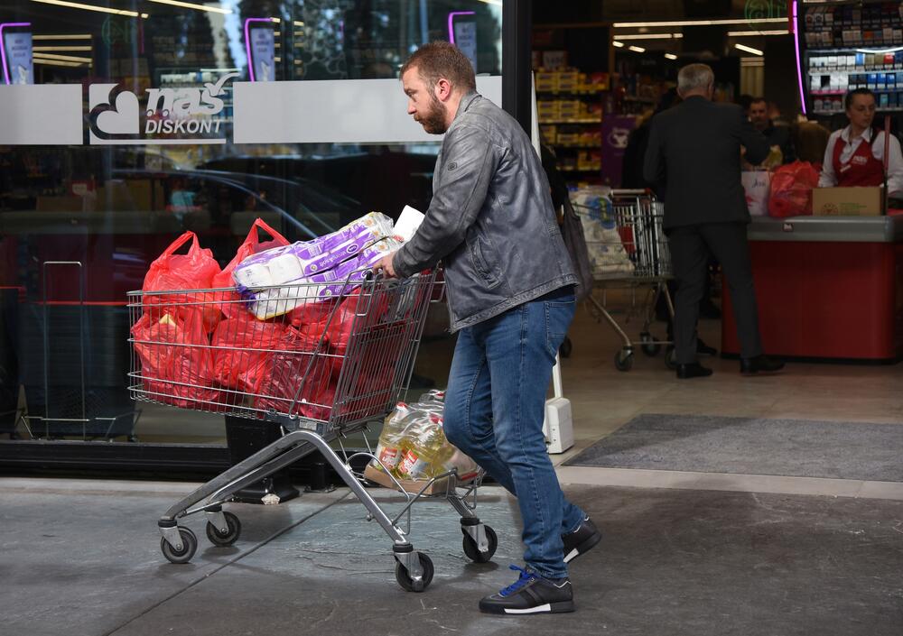 Zbog straha od zabrane kretanja ukoliko se pojavi koronavirus, građani "pustoše" rafove velikih podgoričkih marketa. Uglavnom trguju brašno, ulje, šećer...