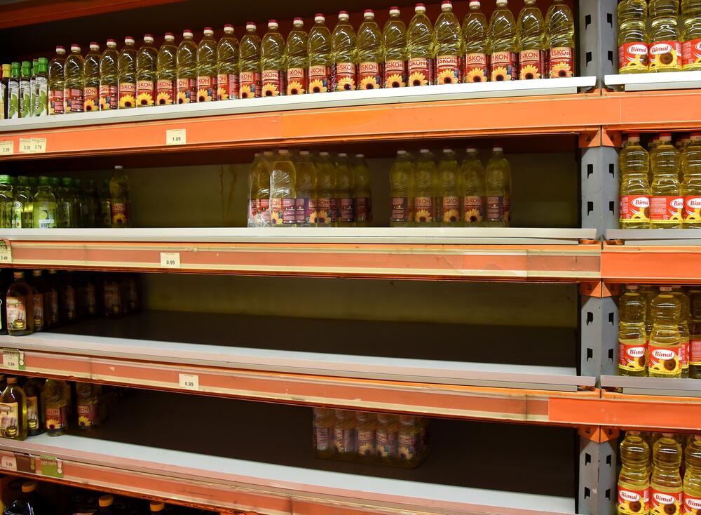 Zbog straha od zabrane kretanja ukoliko se pojavi koronavirus, građani "pustoše" rafove velikih podgoričkih marketa. Uglavnom trguju brašno, ulje, šećer...