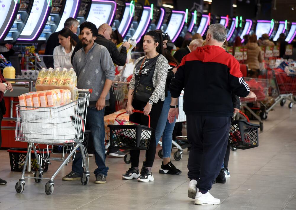 Zbog straha od zabrane kretanja ukoliko se pojavi koronavirus, građani "pustoše" rafove velikih podgoričkih marketa. Uglavnom trguju brašno, ulje, šećer...